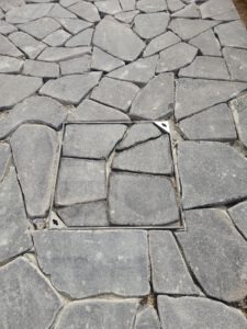 שוחת ביוב מרוצפת באבן