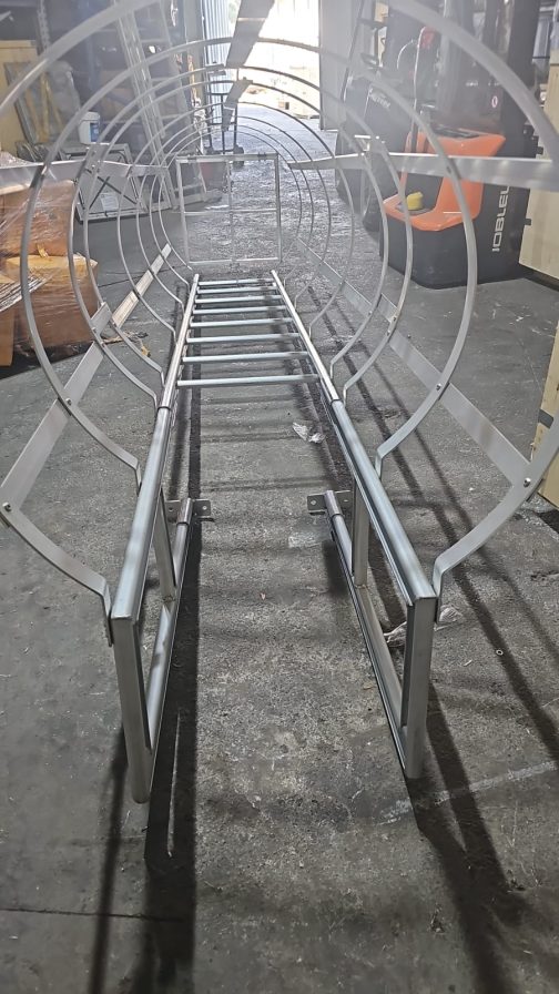 ⁦סולם אלומיניום עלייה לגג, עד גובה 450 ס"מ, עם הגנה מגובה 200 ס"מ⁩ – תמונה ⁦3⁩