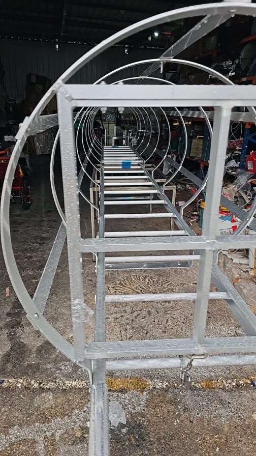 ⁦סולם אלומיניום עלייה לגג, עד גובה 450 ס"מ, עם הגנה מגובה 200 ס"מ⁩ – תמונה ⁦5⁩